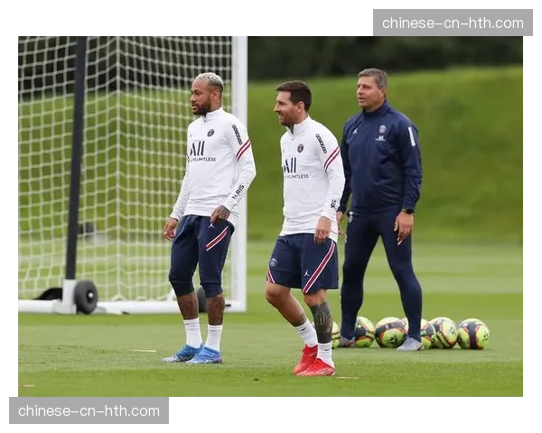 巴黎圣日耳曼球员训练中展示中文书法，俱乐部积极融入当地华人社区文化