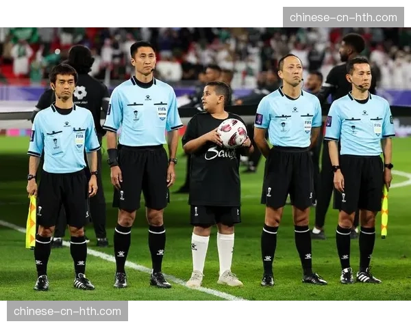 场边：雷恩主帅因抗议判罚被裁判出示黄牌警告