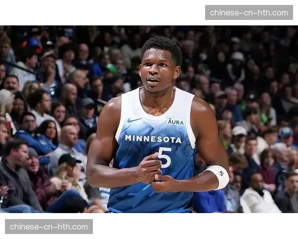 特写:爱德华兹隔扣文班亚马瞬间被多角度镜头捕捉,社交媒体疯传