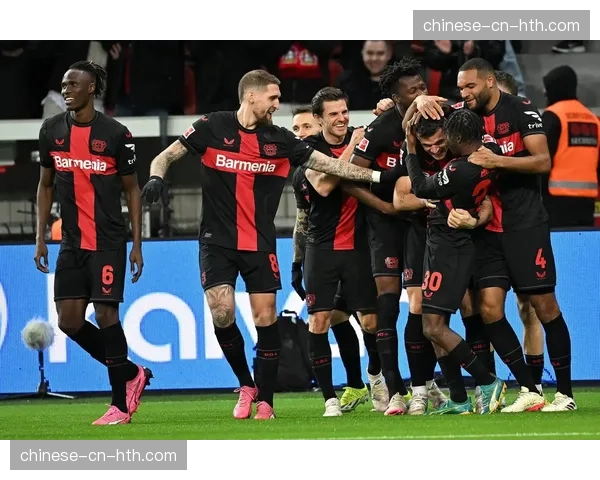 特写：第70分钟，美因茨球员抽筋倒地，凸显比赛强度